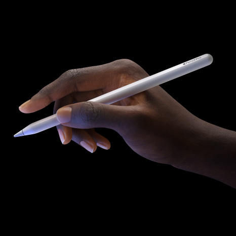 Apple Pencil Pro, lateral exterior, diseño estilizado con el sensor táctil cerca del puntero, reflejo púrpura que procede de la pantalla del iPad Pro, una mano sujeta el Apple Pencil Pro por un lateral con el índice estirado para ilustrar el gesto de doble toque