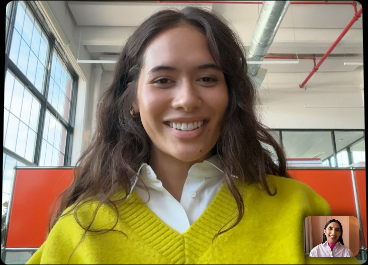 iPad Pro acoplado a un Magic Keyboard, abierto, parte delantera exterior, la pantalla muestra una llamada FaceTime a toda pantalla, destaca el sistema de cámara pro