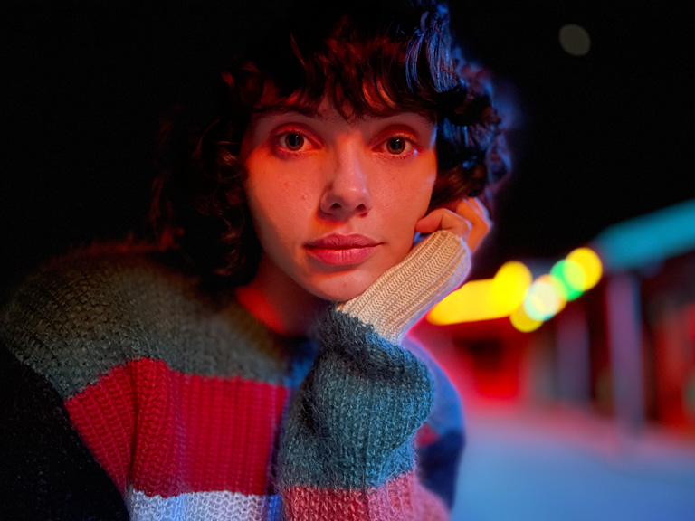 https://www.apple.com/v/iphone-12-pro/e/images/overview/camera/unlit_portraits__ceh623szrk2u_medium.jpg