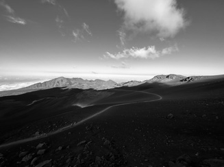 Una foto in bianco e nero di un paesaggio montuoso. Lo scatto è stato effettuato con la fotocamera Ultra Wide 0,5x.