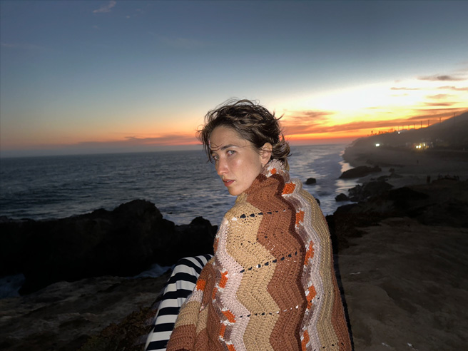 Photo d’une femme assise sur un rocher. La photo a été prise avec le nouveau flash True Tone adaptatif.