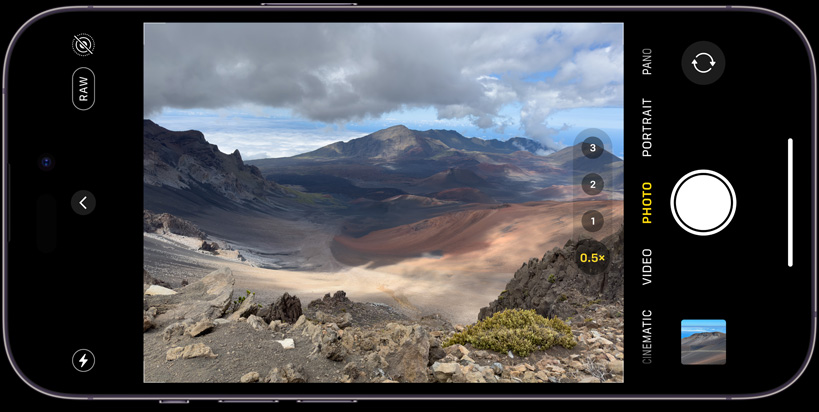 iPhone 14 Pro robiący zdjęcie górzystego krajobrazu w trybie ProRAW.