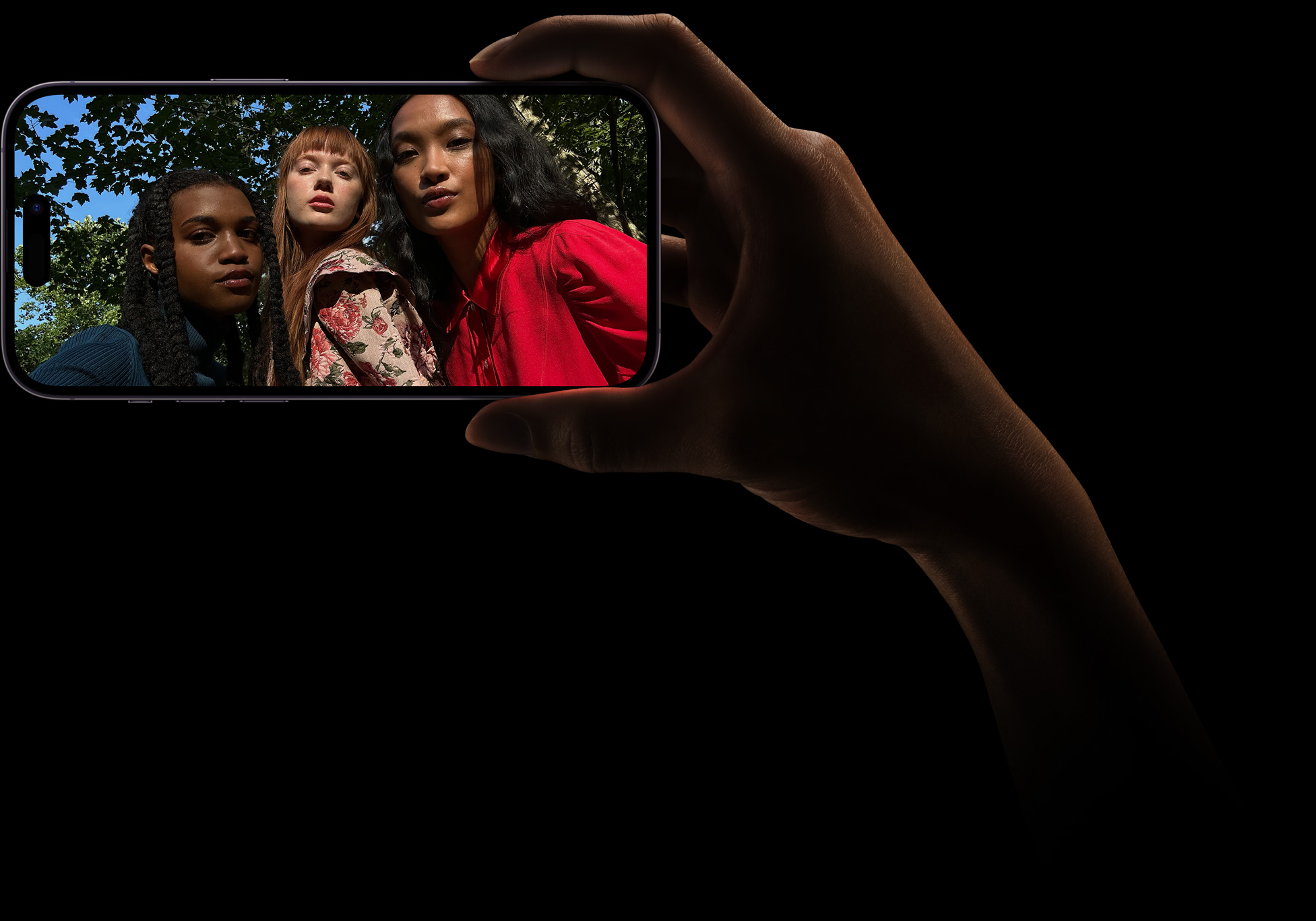 En gruppeselfie av tre kvinner som poserer sammen. Bildet ble tatt med TrueDepth-kameraet.