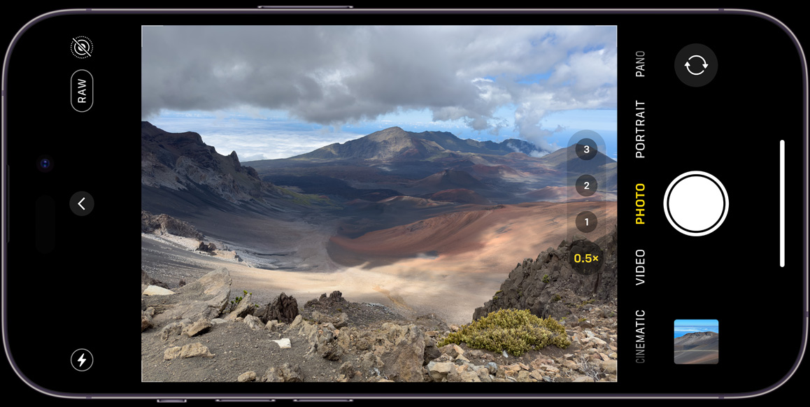 一部 iPhone 14 Pro 正在使用 ProRAW 模式拍攝山脈景觀。