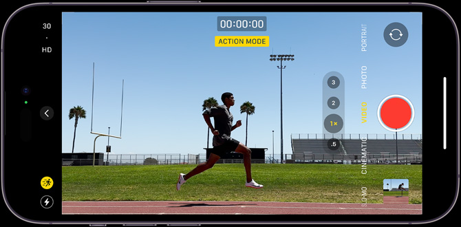 Obrazovka iPhonu 14 Pro znázorňujúca záber v akčnom režime, ktorý zachytáva osobu bežiacu po športovisku.