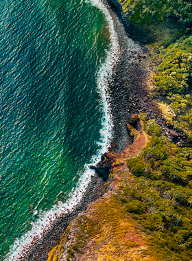 Přiblížený výřez ze snímku pobřeží, který demonstruje, jak úžasných detailů lze dosáhnout při focení novým 48megapixelovým hlavním fotoaparátem.