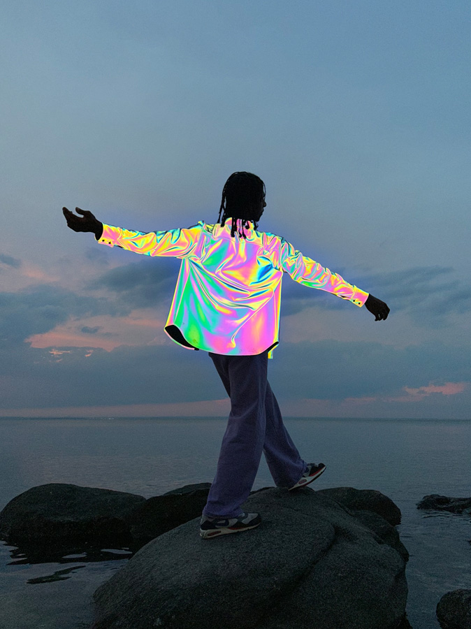 一張有一位男士身穿反光金屬色外套的相片，以亮度更高的原色調閃光燈拍攝。