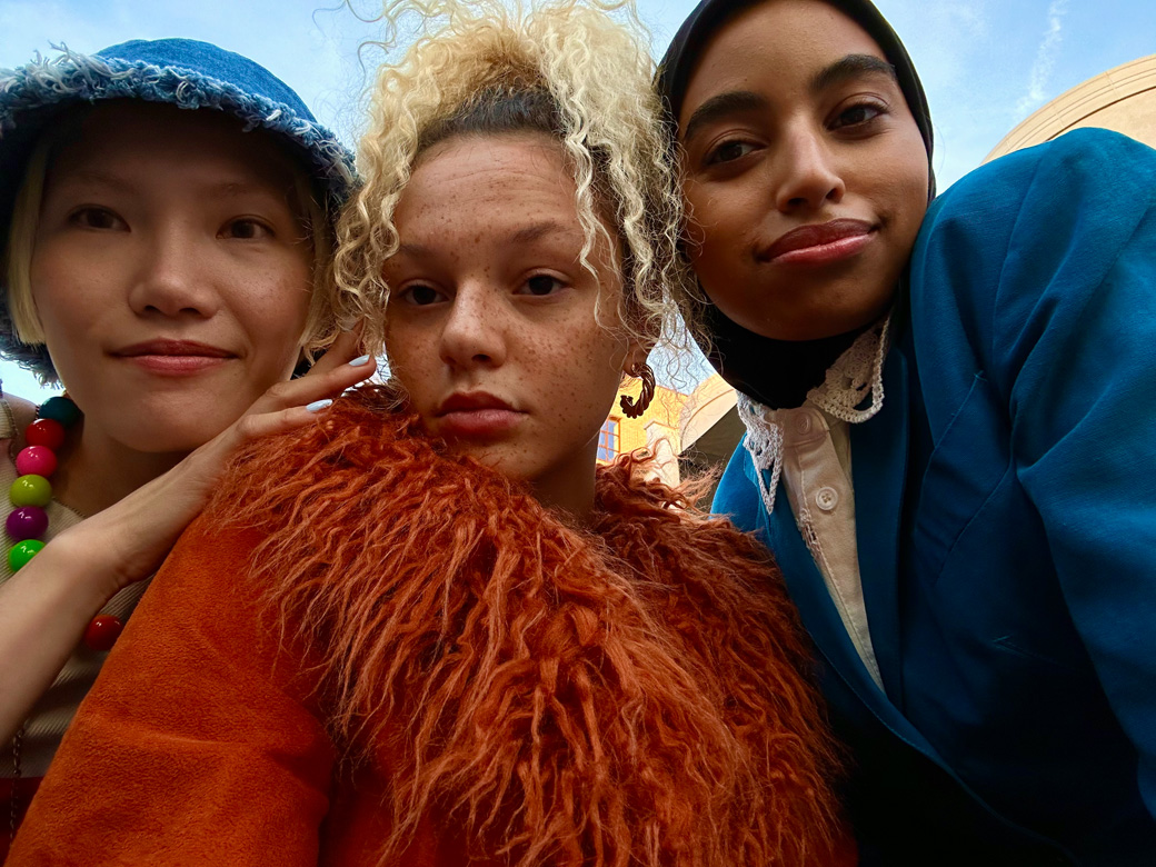 Selfie de groupe montrant trois femmes. La photo a été prise avec la caméra True Depth.