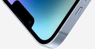 Bagian depan Ceramic Shield iPhone 14 berwarna Biru