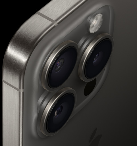 Вид сверху сзади iPhone 15 Pro, показывающий титановые ремешки