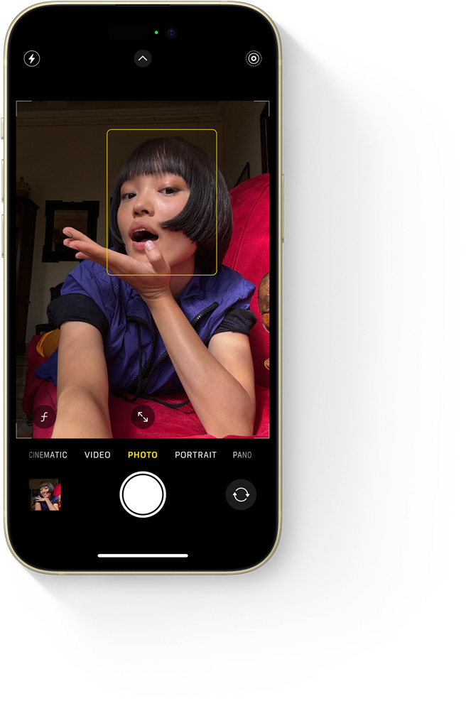 Poza selfie a unei fete, folosind camera frontală TrueDepth