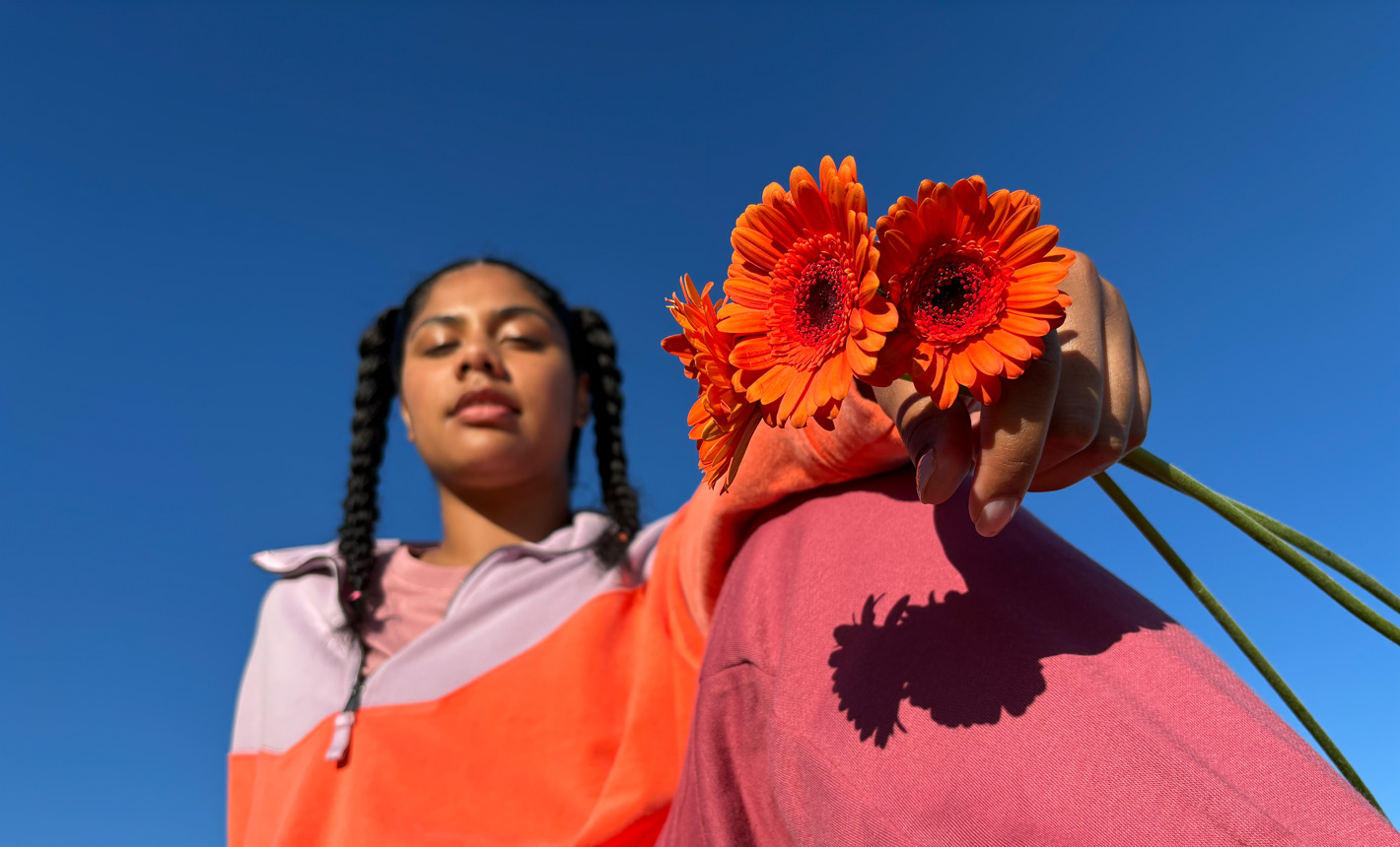 花を持っている女性のポートレート写真