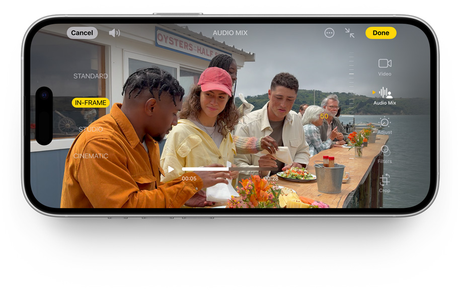 Аудио микс функцията, демонстрирана на iPhone 16 Pro в бяло