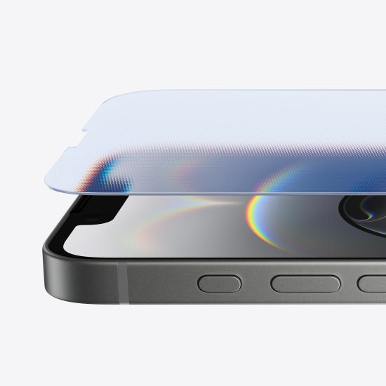 Vista lateral del Ceramic Shield sobre un iPhone 16e negro y el Botón de Acción.