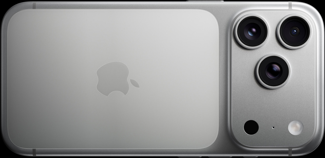 シルバーのiPhone 17 Proの背面の外観。Proのカメラシステム、3つのレンズ、マイク、フラッシュ
