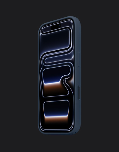 藏藍色 iPhone 17 Pro 機身背面，搭配海軍藍色矽膠保護殼