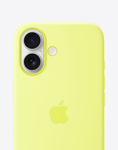 iPhone 17 機身背面，展示黃色矽膠護殼，融合相機系統位於左上角，Apple 標誌在中央