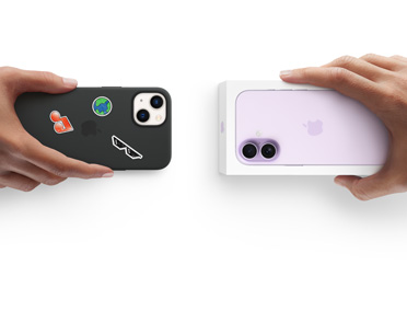 下取りに出すiPhoneと新しいiPhoneを交換している2つの手。シリコンカバーを着けたiPhone 13、ステッカーが背面に貼られている。箱に入った新しいiPhone 17と交換している