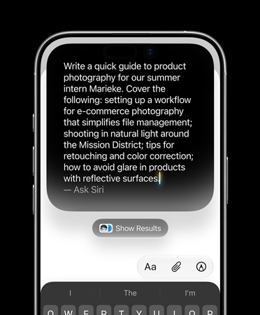 iPhone 17 螢幕上有一段鍵入的詳盡提示詞，展示可透過「用 Siri 寫字」功能建立草稿