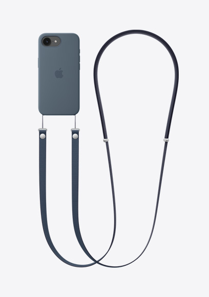 Fekete iPhone 17e hátulnézetből, rajta kék színű MagSafe-rögzítésű szilikontok, kék színű CrossBody pánttal