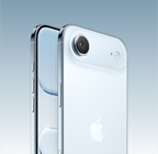 iPhone Air, blankytně modrá barva, šikmý pohled zezadu, modul s hlavní Fusion fotosoustavou nahoře, ovladač fotoaparátu, šikmý pohled zepředu na obrazovku přes celou přední stranu, akční tlačítko a tlačítka hlasitosti