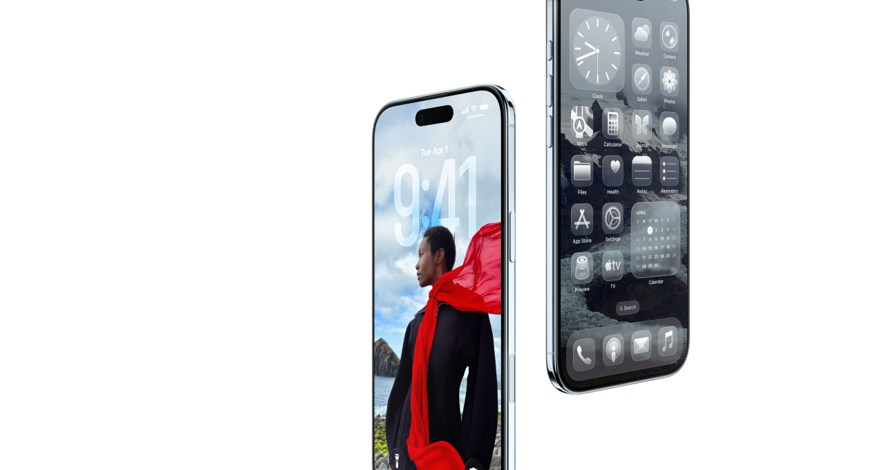Dva iPhony Air, šikmý pohled zepředu, tenký profil, dynamická zamknutá obrazovka, ikony aplikací s efektem Liquid Glass na ploše