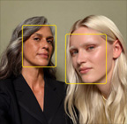 写真のセンターフレーム機能を使っている様子。複数の人物の顔が認識されている