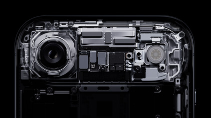 iPhone Airの少し突き出た部分の内部部品。Fusionメインカメラ、カメラフラッシュ、チップが見えている