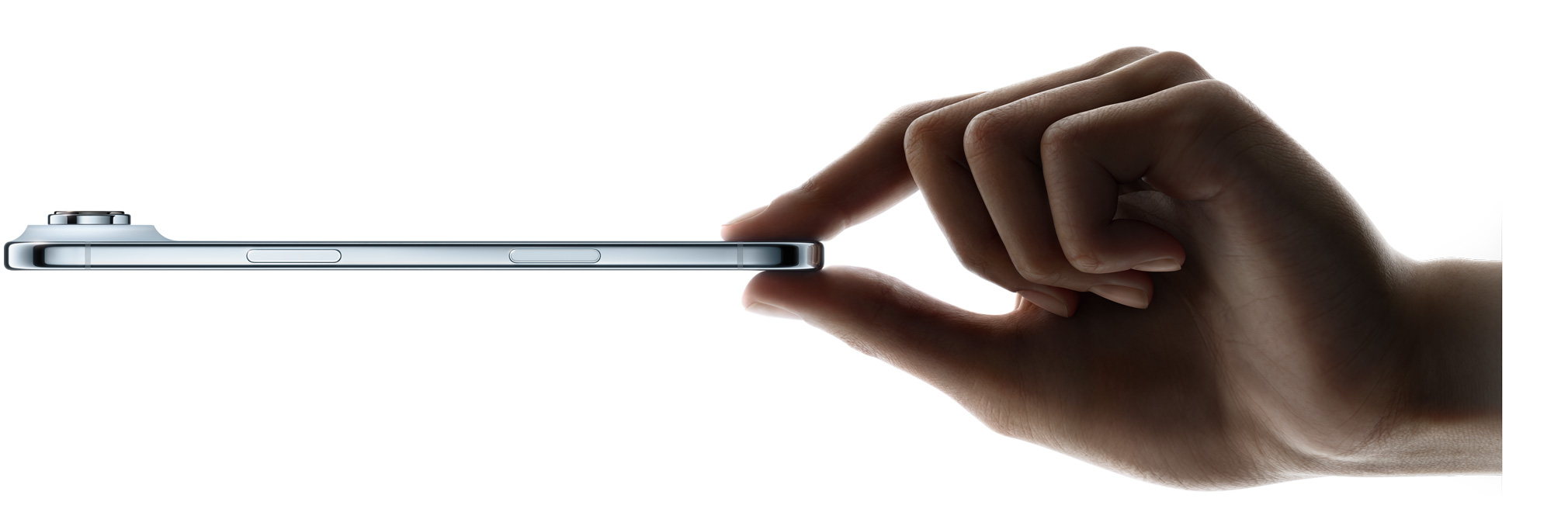 スカイブルーのiPhone Airの側面の外観。親指と人差し指で持った状態。薄いデザイン、Fusionカメラシステム、サイドボタン、カメラコントロールボタン