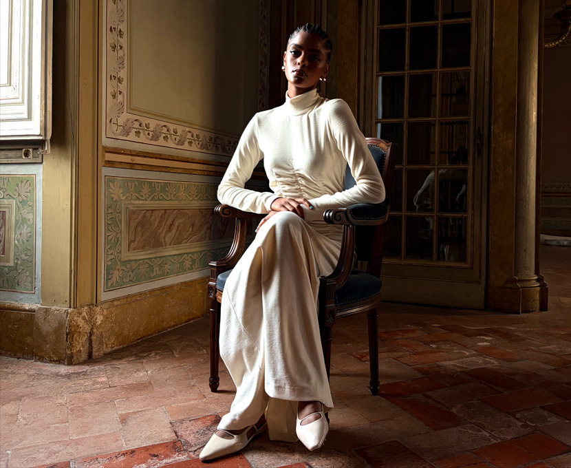 Foto de una persona tomada con el modo para poca luz de la cámara