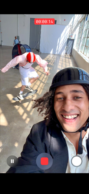 iPhone Air, parte frontal, funcionalidad para grabar video ultra estabilizado en uso, grabación de una escena de acción