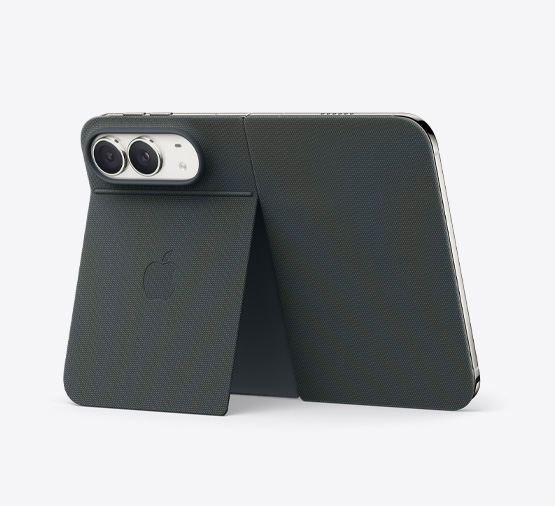 iPhone Duo, Farbe Sternenweiss, aufgestellt mit dem Folio mit Standfuss in Navyblau, vollständig geöffnet im Querformat, Rückseite mit den 48 MP Dual Fusion Rückkameras, zwei Objektive