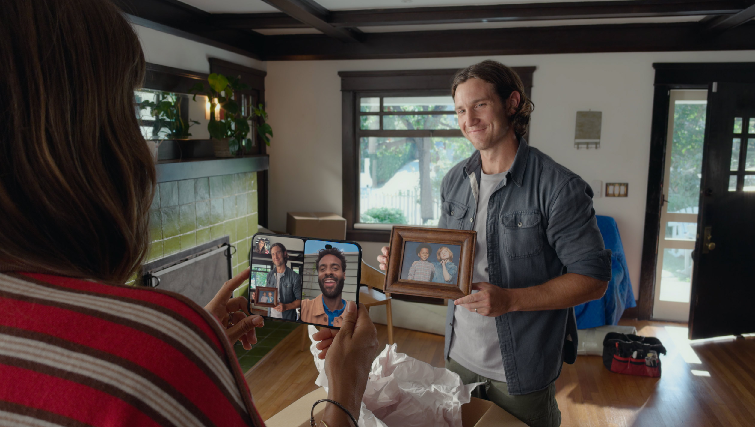 Teman-teman bergabung ke panggilan FaceTime lewat layar luar iPhone Duo