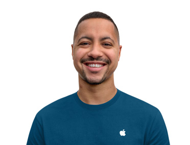 Especialista de Apple sonriendo y con una actitud amigable