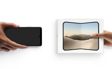 Dos manos intercambian un smartphone Android, negro, parte posterior, por el nuevo iPhone Duo en su caja.