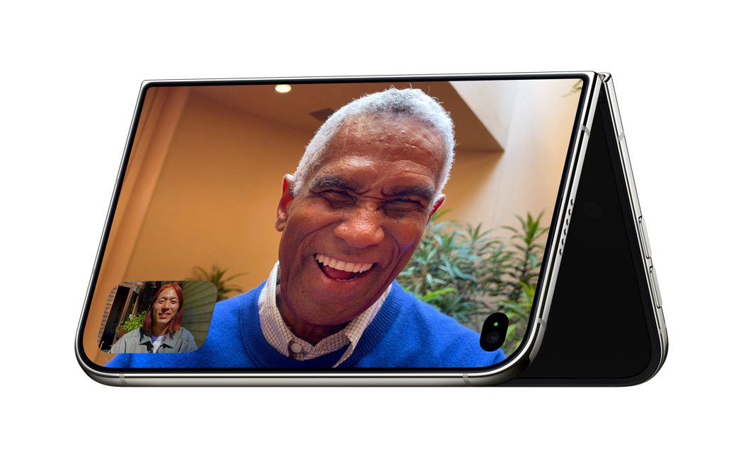 iPhone Duo apoyado en forma de V invertida sobre sus bordes con la pantalla hacia afuera en modo de espera con la aplicación FaceTime