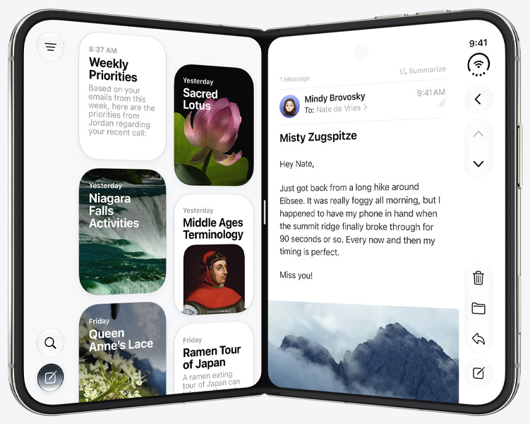 iPhone Duo steht aufrecht in geöffneter Buchposition, linke Seite zeigt die Siri App, rechte Seite zeigt die Nachrichten App.