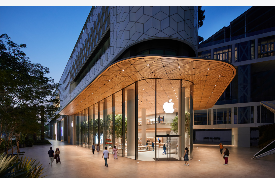 Fotografía de una moderna tienda de Apple por la noche.