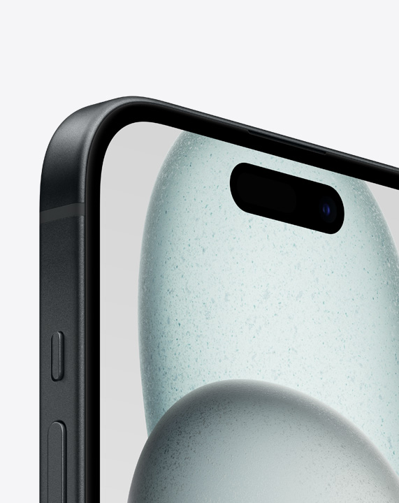 Közeli kép a fekete iPhone 15-ről, amelyen jól megfigyelhető a tartós, űrtechnológiai minőségű alumínium oldal­szegély és a Ceramic Shield előlap.