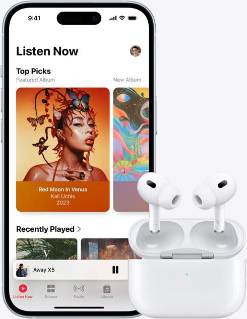 一幅iPhone 15通过Apple Music播放曲目的图片，位于一对AirPods旁边。