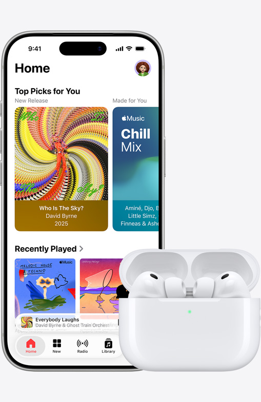 iPhone 17 Pro elölnézetből, amelyen az Apple Music app Főképernyője van megnyitva, mellette egy nyitott MagSafe töltőtokban AirPods Pro 3