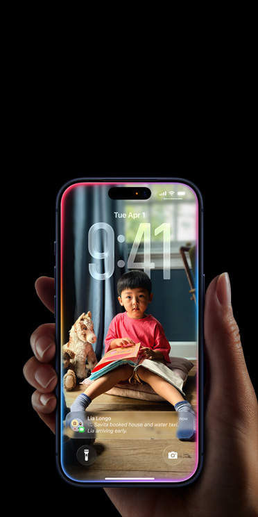 Egy iPhone 17 Prón az újratervezett Siri és a Gépelés Sirihez funkció látható.