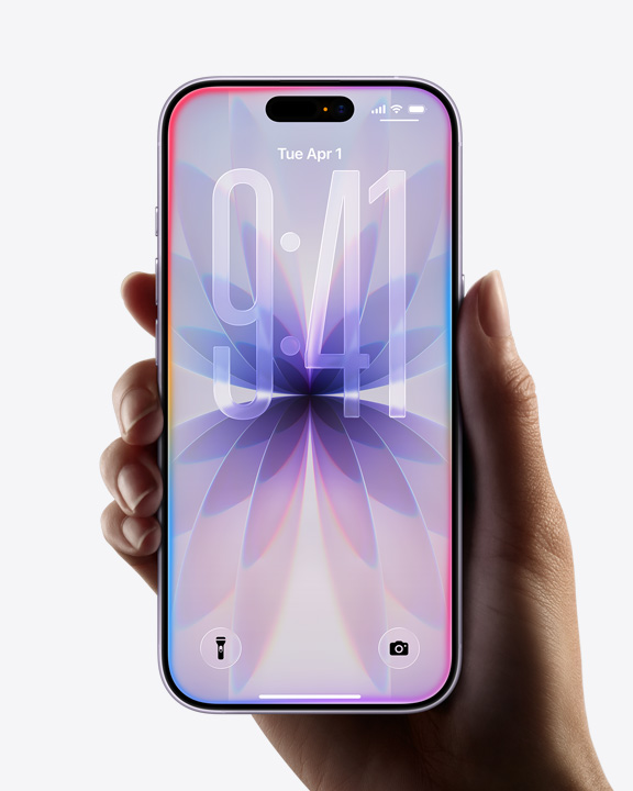 Egy kézben tartott iPhone 17, teljes előlapot kitöltő kijelzőjén Liquid Glass szegélyű főképernyővel.