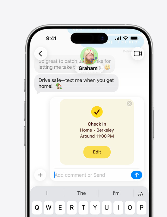 Egy iPhone, kijelzőjén egy Üzenetek appbeli üzenetváltással, amelyben a Helyzetjelentés funkciót használják.