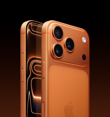 Kozmosznarancs iPhone 17 Pro elöl- és hátulnézetből, enyhén oldalra fordítva, Művelet gombbal, hangerőgombokkal és oldalsó gombbal, a szemből mutatott készüléken részlegesen kitakart kijelzővel, a másik hátoldalának bal felső sarkában Pro kamerarendszerrel.