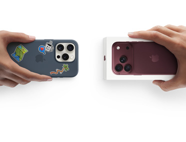 2つの手が、下取りに出すシリコーンケースを装着したiPhone 17と、箱に入った新しいiPhone 18 Proを交換しようとしている
