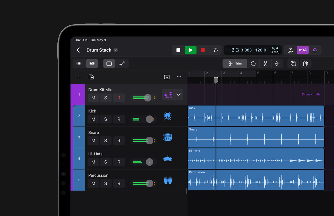 iPad 版 Logic Pro 的用戶介面，展示分組演奏音軌以整齊堆疊的方式整合在一起。