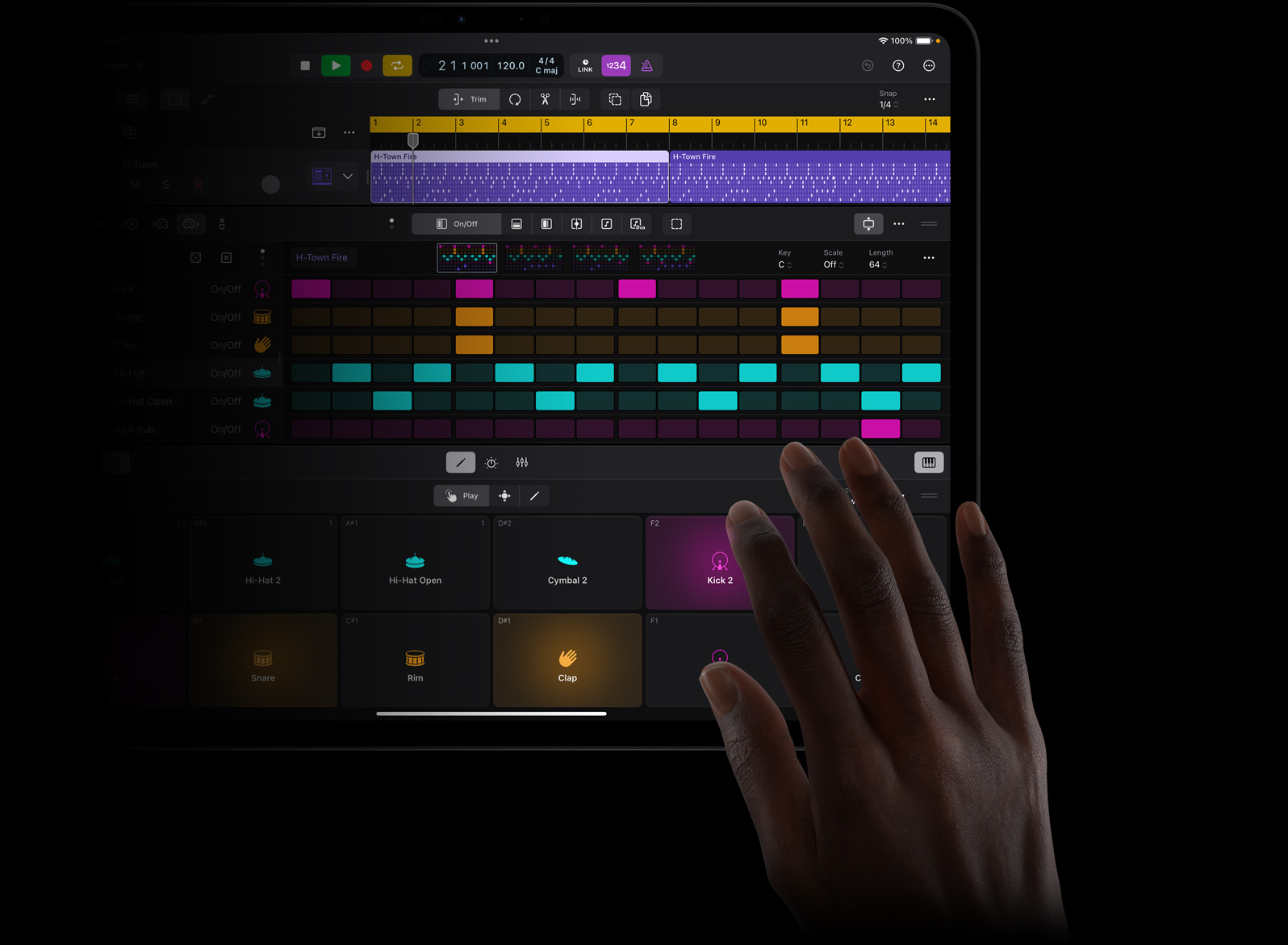 Imagem de uma mão tocando na tela do iPad Pro para criar batidas musicais no Logic Pro para iPad.