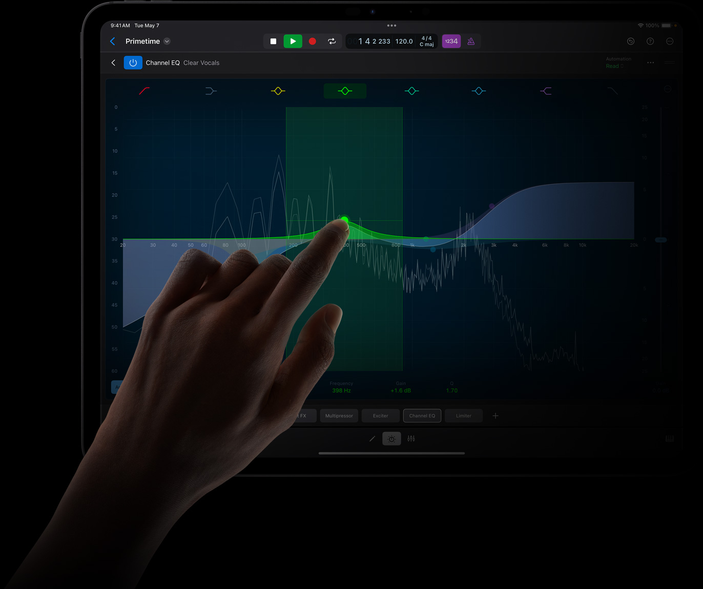 Uma mão toca na tela do iPad Pro para editar uma onda sonora no Logic Pro para iPad.