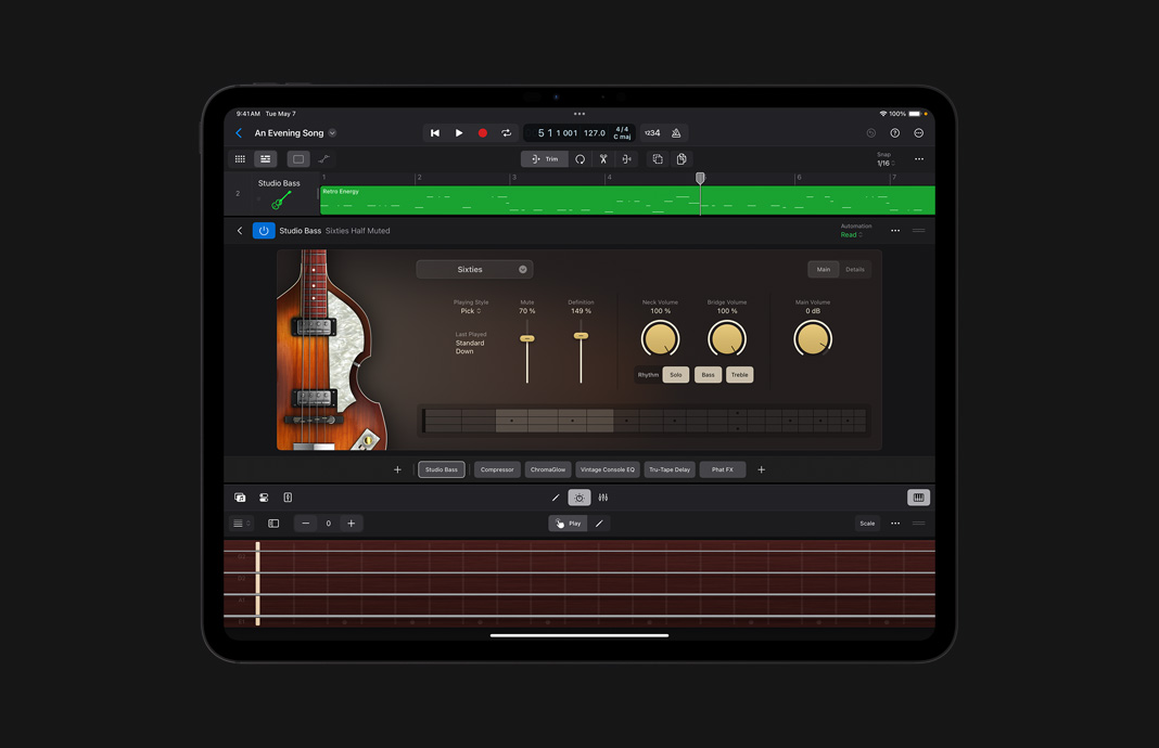 Personalização com o Studio Bass no Logic Pro para iPad no iPad Pro.